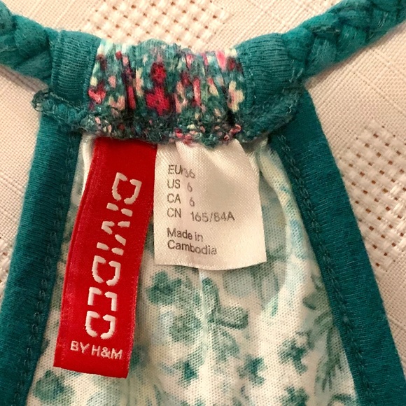 3/$30 - H&M Floral Top Size 6 - Picture 5 of 7